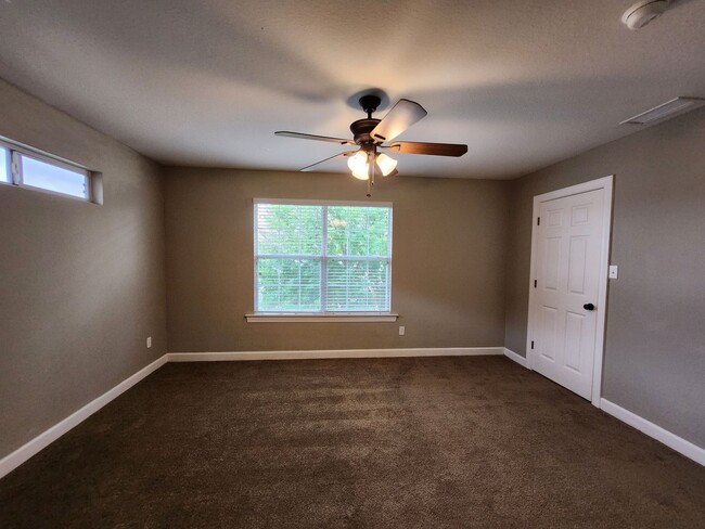 Building Photo - 3 bedroom townhome for rent right away, gated community, pool renting for $1450