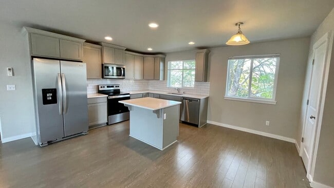 Building Photo - Beautiful 3 Bedroom Duplex with Garage!