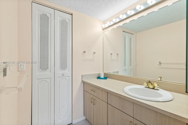 Building Photo - 1420 Brickell Bay Dr