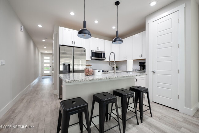 Building Photo - 817 7th Ave N