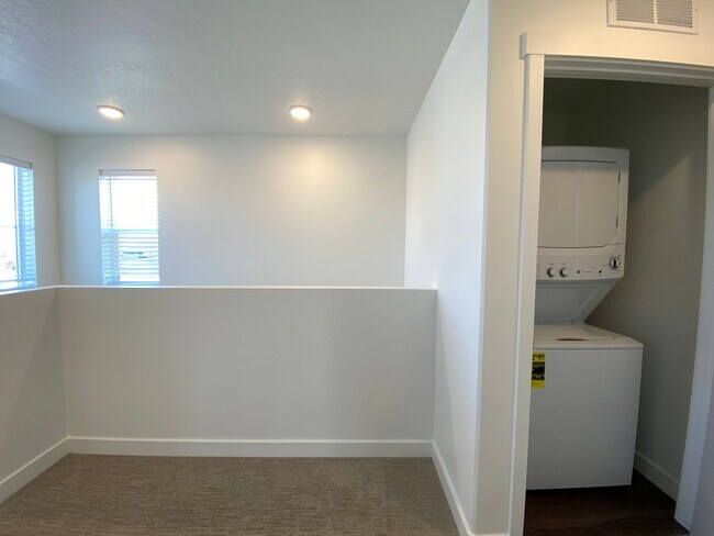 Building Photo - Two-story Single Family Home on Riverside.