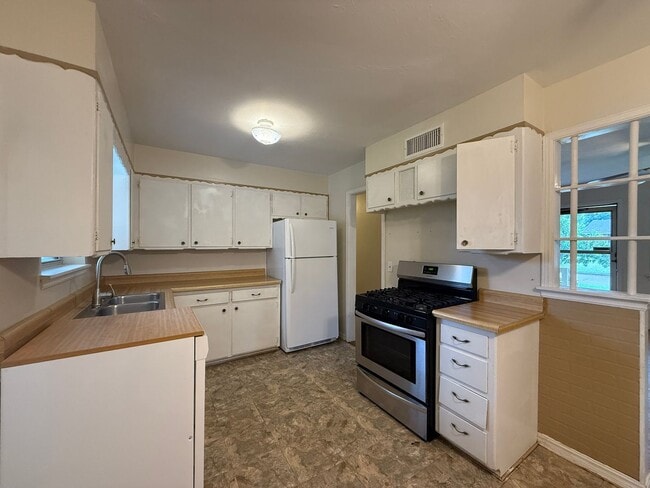 Building Photo - Reduced Rent! Available Now! ***SPECIAL 50% OFF 1ST FULL MONTH'S RENT***    Charming 4 bedroom ho...