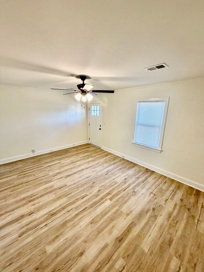 Building Photo - Bungalow in Desirable Rosewood area