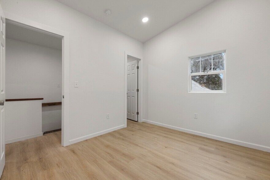 Building Photo - 214 Kimble St