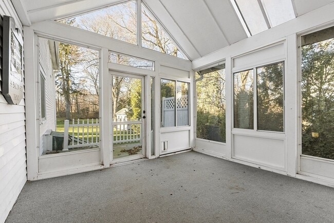 Building Photo - 14 Bacon St