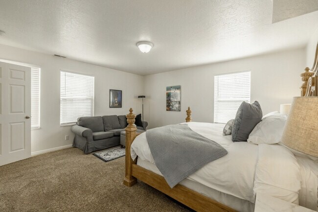 Building Photo - 924 Lowell Ave S