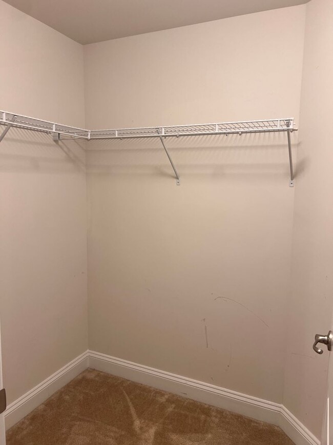 Building Photo - 818 Oval Park Ln