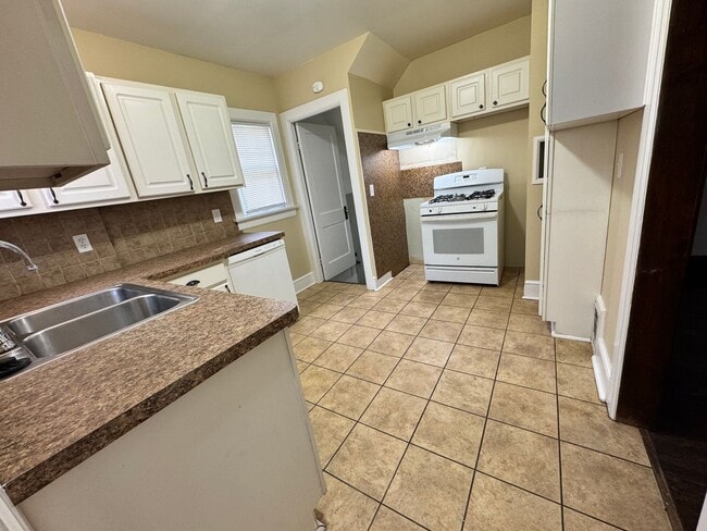 Building Photo - 3 Bedroom House