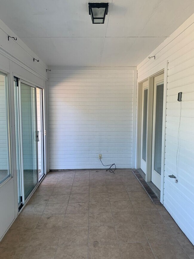 Building Photo - Fantastic Four Bedroom