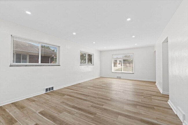 Building Photo - Updated 3 Bedroom Home for Rent with Garage & Fenced Yard