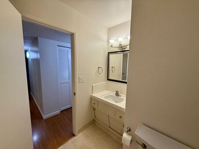 Building Photo - Conveniently located single story home!