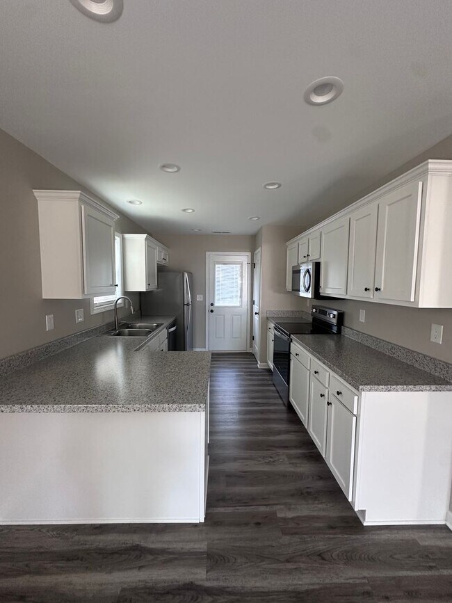 Building Photo - 400 Sanderson Dr