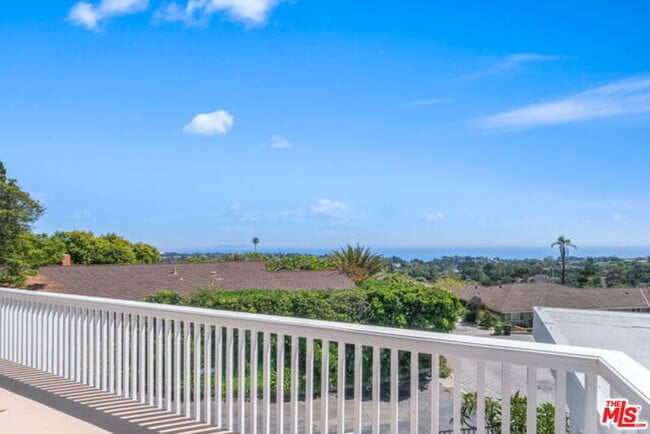 Building Photo - 1175 Las Pulgas Pl