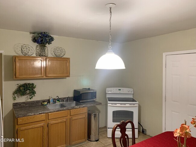 Building Photo - 5909 Trowbridge Dr