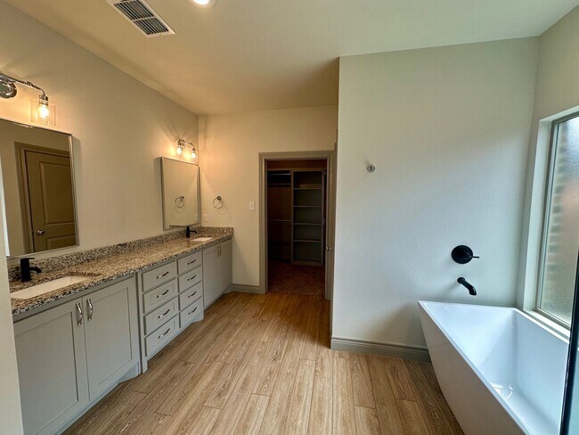 Building Photo - Self Showing - Beautiful 4 Bed 2 Bath - Co...