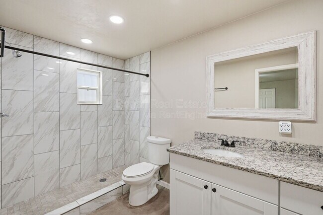 Building Photo - 5113 E Bellevue St