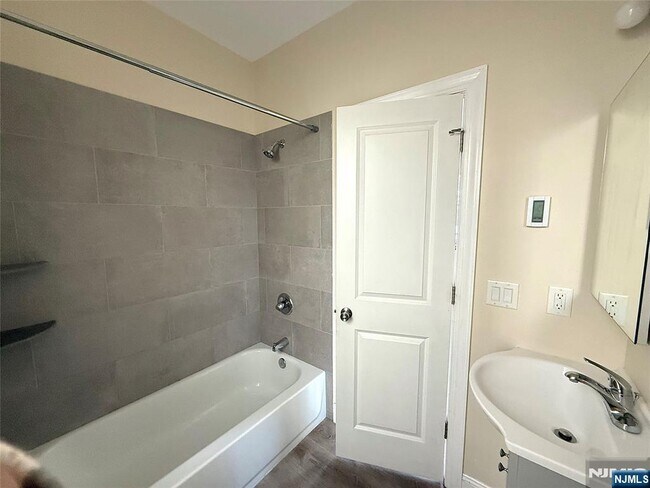 Building Photo - 242 Westminster Pl