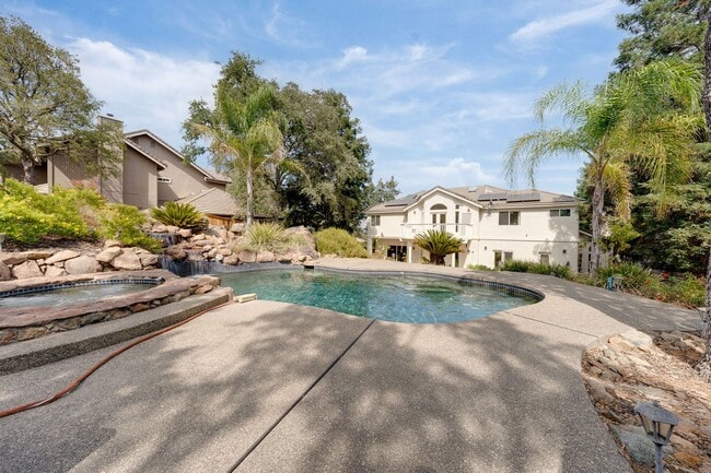 Building Photo - Luxury 4BR Home with Pool & Outdoor Kitche...