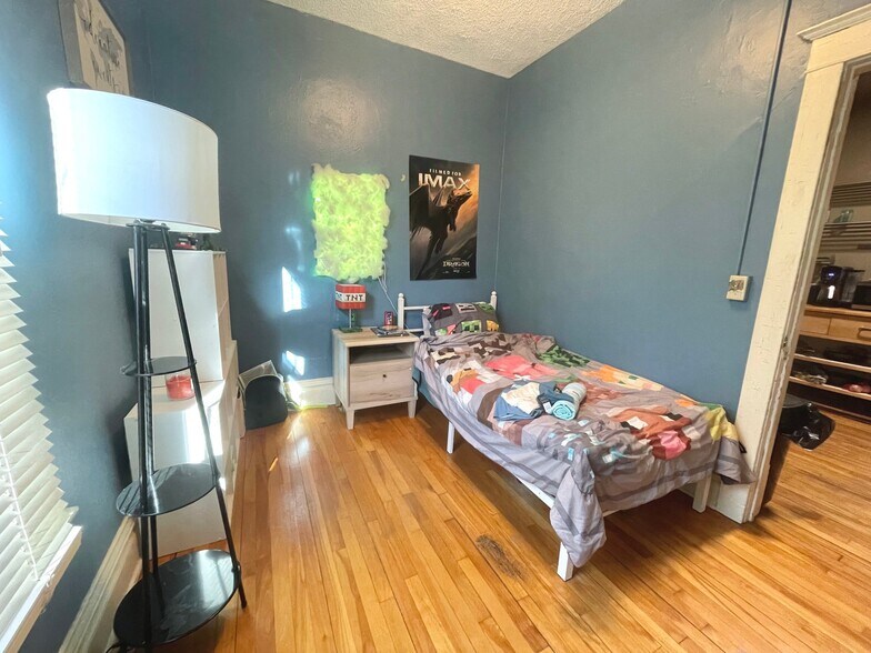 Building Photo - 603 NE Main St