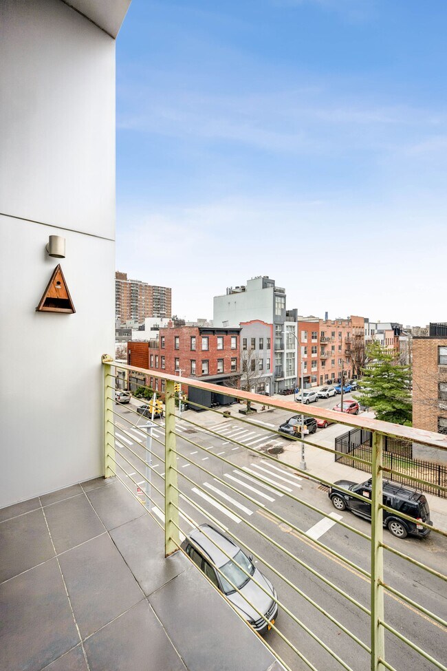 Building Photo - 390 Lorimer St