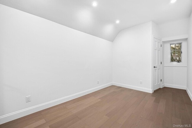 Building Photo - 2 Wynmor Rd