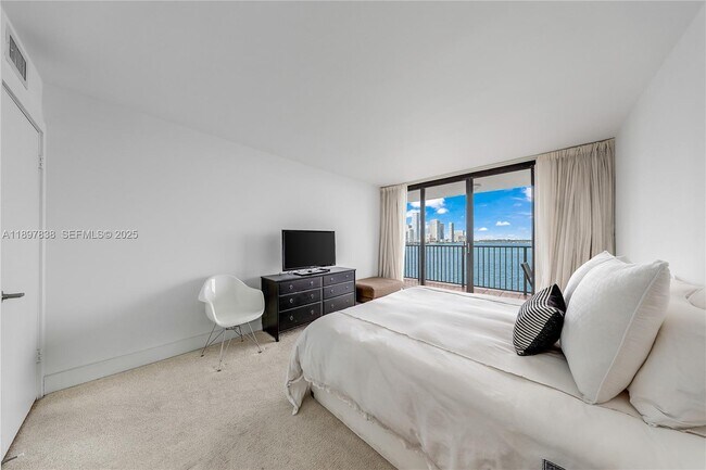 Building Photo - 801 N Venetian Dr