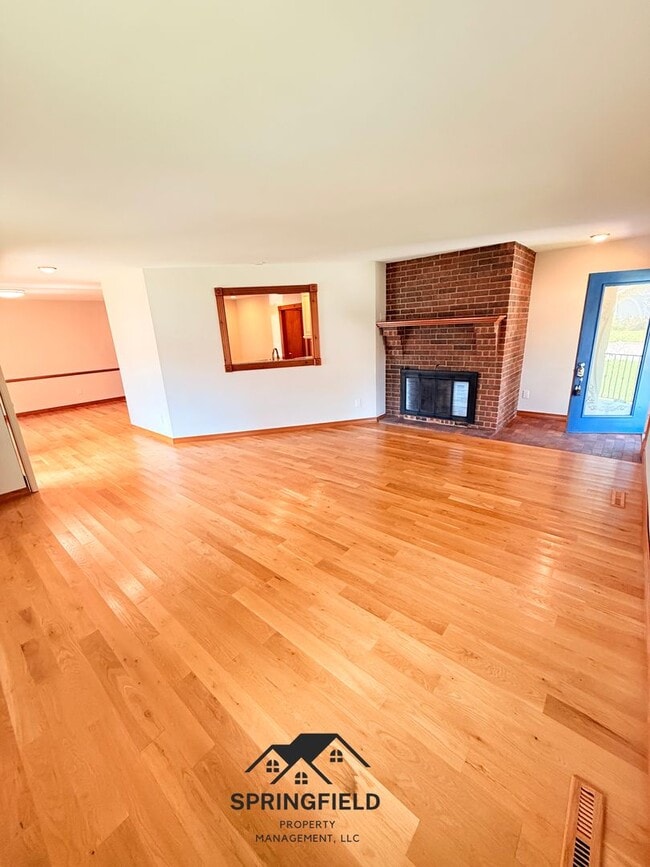 Building Photo - Location-Location, 4 BR / 2 Living Areas in SE Springfield w/ An Amazing Out Door Kitchen - Grill...