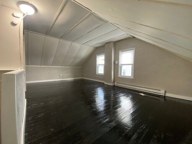 Building Photo - 4 Bedroom in York City