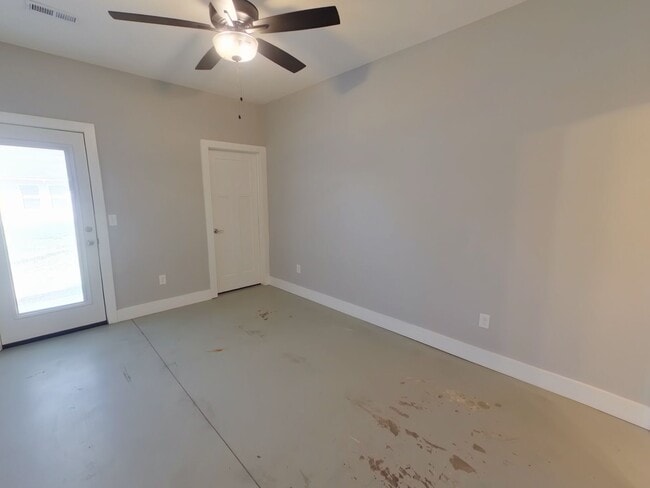 Building Photo - 1334 W Haskell St