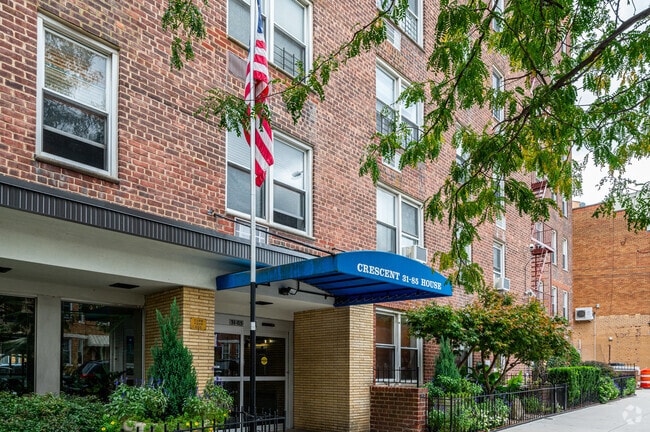 Building Photo - 3185 Crescent St