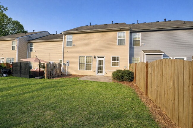 Building Photo - Charming 3bed Cumming Townhome with Walking Trail
