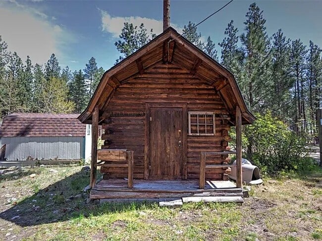 Building Photo - Beautiful spacious 3 bed, 3 bath home situated on 2.53 private acres in Stevensville.