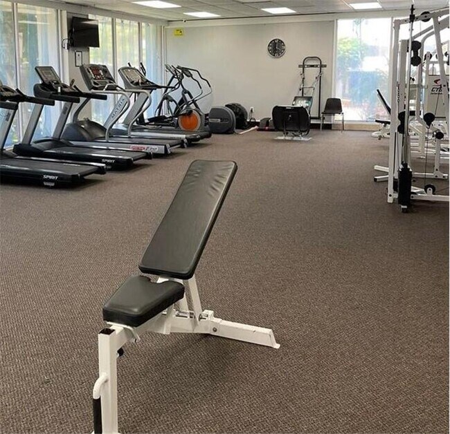 Building Photo - 300 Bayview Dr