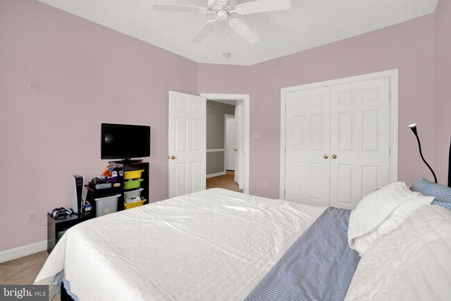 Building Photo - 2460 Eastbourne Dr