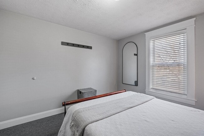 Building Photo - 65 S Elm St