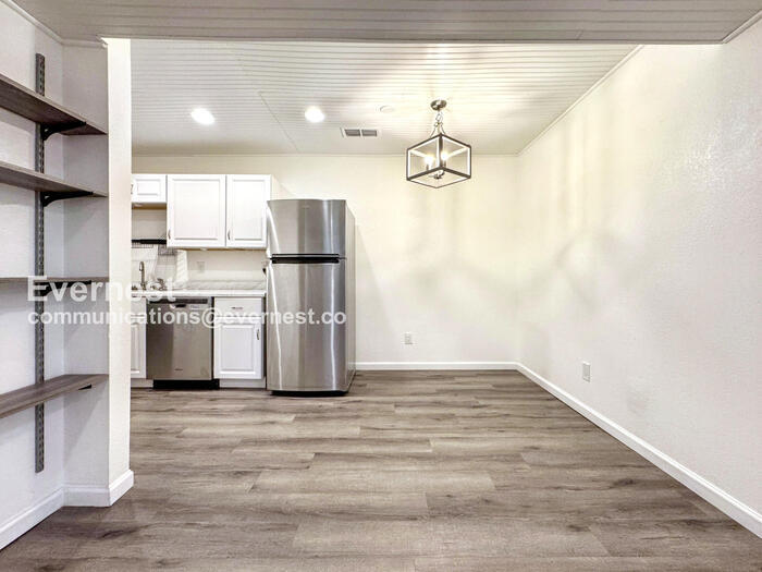 Building Photo - 5300 E Cherry Creek S Dr