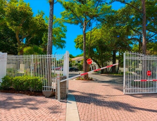 Building Photo - 3082 S Oakland Forest Dr