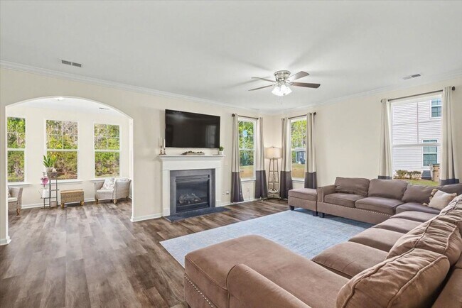 Building Photo - Stunning 5 Bed/3.5 Bath Home in Buckhead East