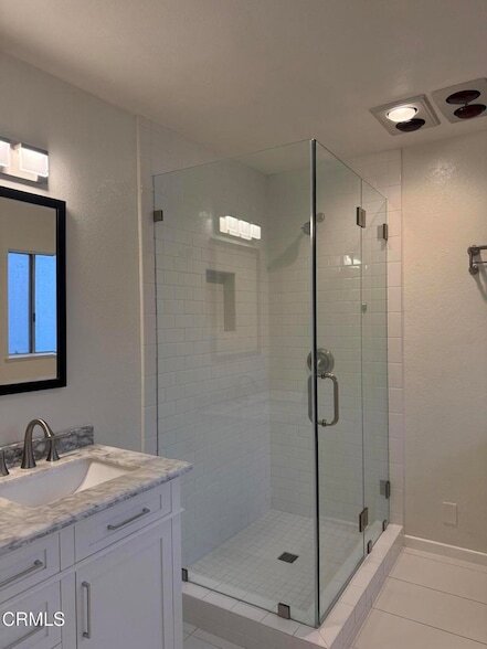 Building Photo - 5651 N Bryn Mawr St