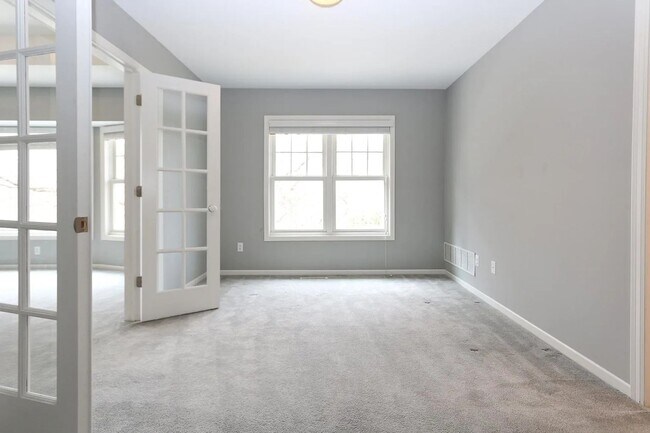 Building Photo - Rare 4 bed singe family super nice luxurio...