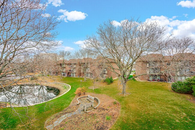 Building Photo - 150 Fountainview Ln