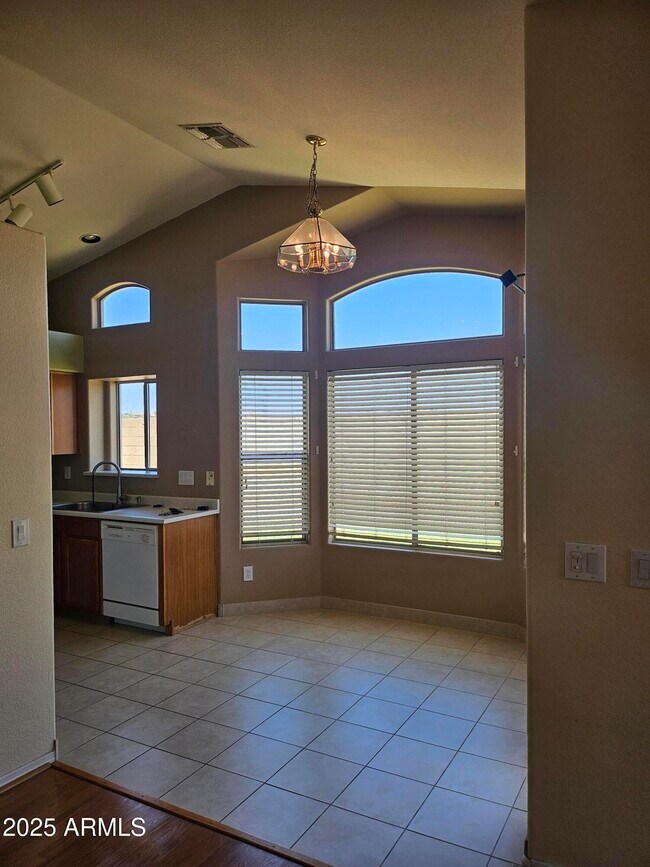Building Photo - 2099 S Peppertree Dr