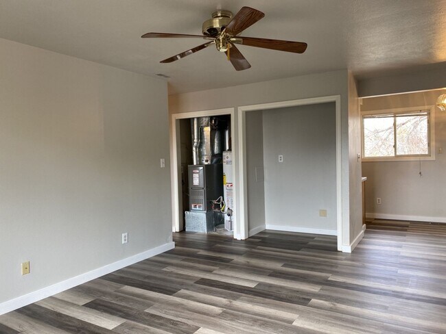 Building Photo - 2 Bedroom 2 Bath Townhome w/ large 2 car garage - Freshly remodeled - Available Now