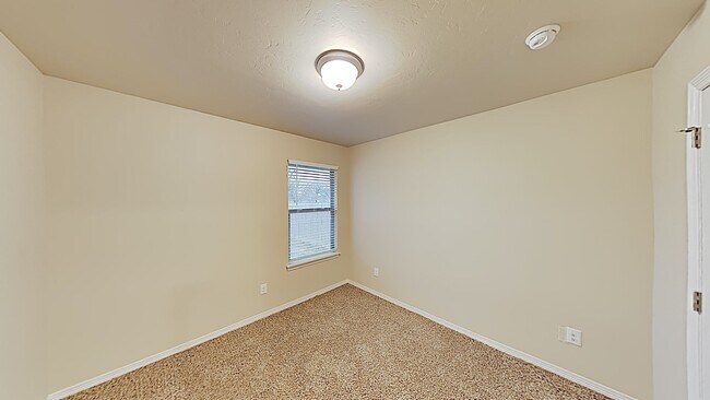 Building Photo - Very Nice 3 bedroom 2 bath home in MWC sch...