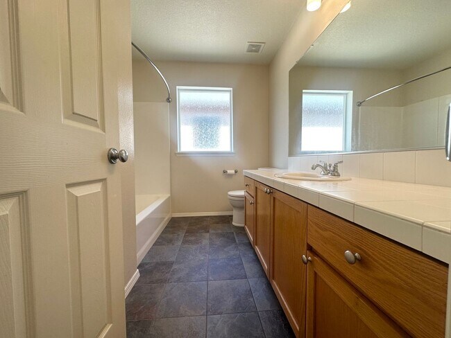 Building Photo - 3 Bedroom Beaverton Home with A/C!