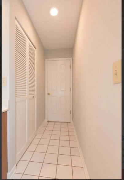 Building Photo - 920 N Lakeside Dr