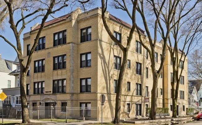 Primary Photo - 1540 W Waveland Ave