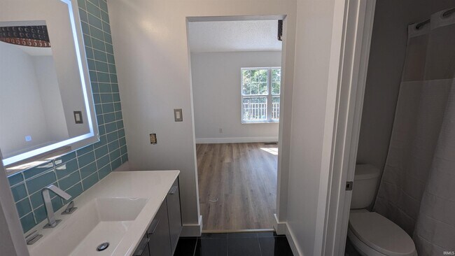 Building Photo - 432 E Laurelwood Dr