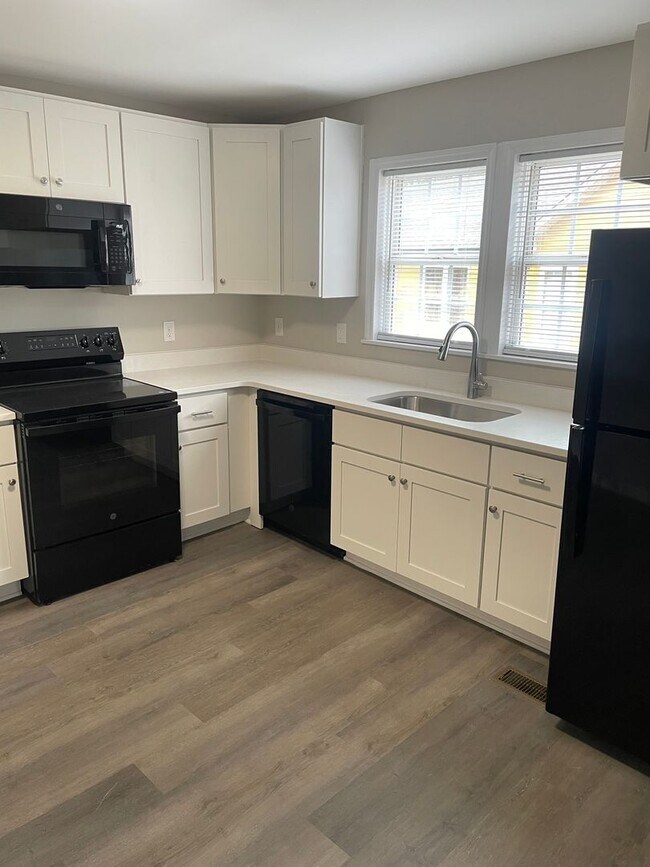 Building Photo - 715 Newton St