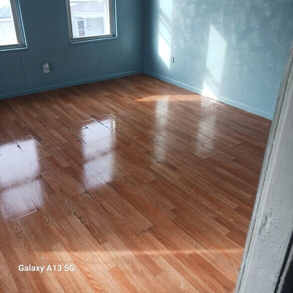 Building Photo - 1006 Victoria Ave